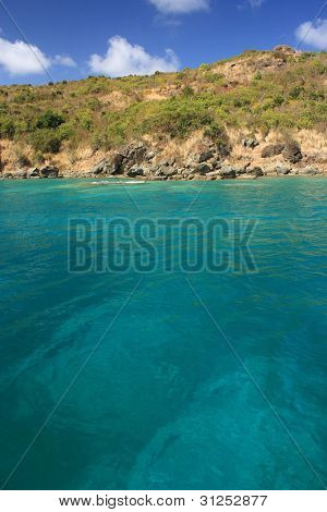 Eau et tropical île des Caraïbes