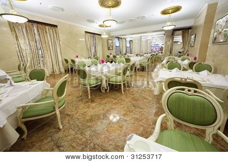 Moskva - APRIL 27: Smukke store lyse restaurant i Hotel Ukraine, April 27, 2011 i Moskva, R