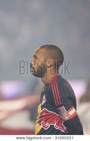 CARSON, CA. - 7. května: New York Red Bulls F Thierry Henry #14 před MLS zápas mezi New York