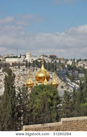 Prachtige gouden koepels van de orthodoxe kerk in Jeruzalem. Jeruzalem op heuvels en de bewolkte hemel