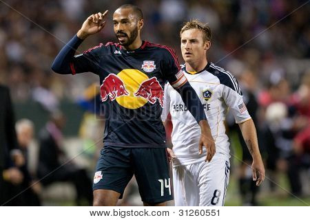 CARSON, CA. - 7. května: New York Red Bulls F Thierry Henry #14 (L) & Los Angeles Galaxy M Chris Birchal