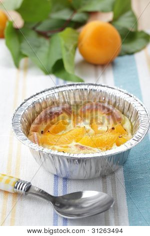 Aprikosen Clafoutis in eine Einweg Auflaufform