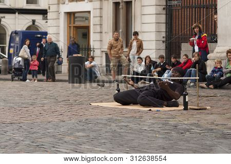 London, Uk - Septembert 01, 2009: A Street Artist In Covent Garden Entertains The Audience With The 