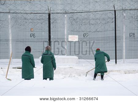 Remoção de neve no presídio feminino