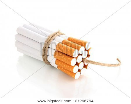 Cigarros, amarrados com corda e pavio isolateed branco