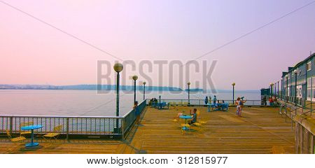 Seaside Restaurant At Evening In Seattle, Washington, Usa (mai 9, 2019) Downtown Seattle,sit On The 