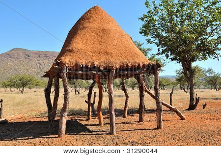 Ovahimba mad opbevaringsrum på pæle