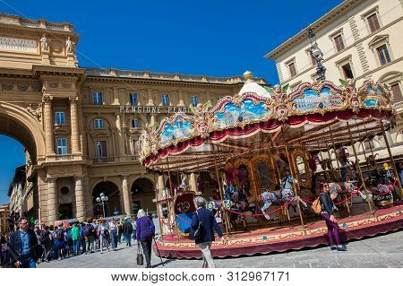 Florence, Italy - April, 2018: Tourists And Locals At The Republic Square Next To The Carrousel And