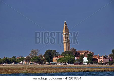 Burano pohled z jednoho člunu v laguně