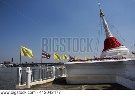 Mon Stupa Rim Chao Phraya River Or Pagoda Leaning Or Tilted Pagoda Of Wat Paramaiyikawat Worawihan T
