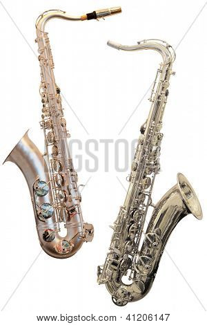 Das Bild von einem Saxophon unter einem weißen Hintergrund isoliert