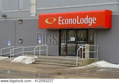 Smiths Falls, Ontario, Canada, March 10, 2021: The Back Entrance To The Econolodge Hotel Located Alo