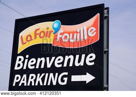 Bordeaux , Aquitaine France - 03 08 2021 : La Foir Fouille Sign Text And Logo French Store Brand Cha