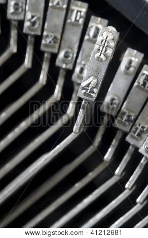 Machine à écrire attaquant chefs bouchent le signe Dollar