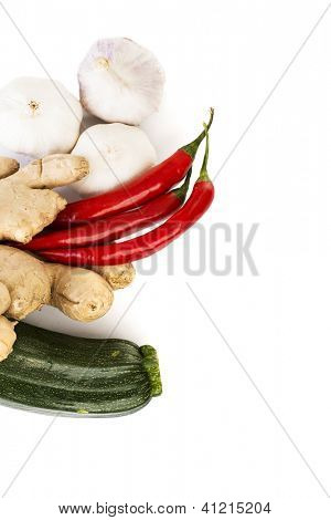ซูกินี imbir กระเทียม และแดงร้อนพริก chilie เหนือพื้นหลังสีขาว กลุ่มของผัก