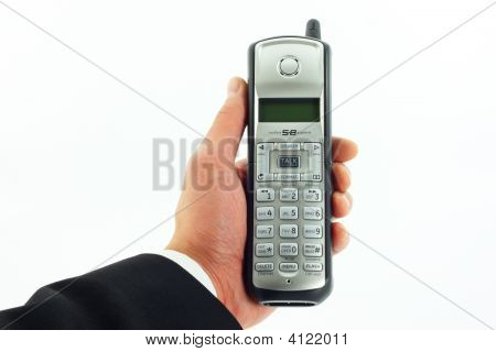 Bezšňůrový telefon v ruce izolovaných na bílém