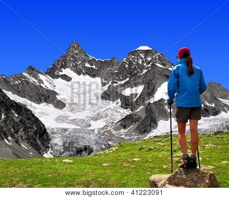 Mädchen Blick auf die schöne Mount Gabelhorn in den Schweizer Alpen