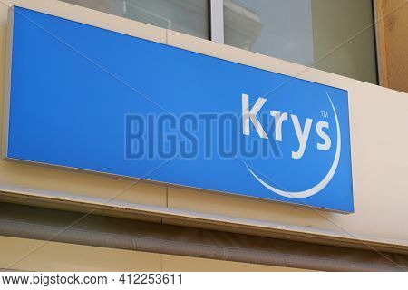Bordeaux , Aquitaine France - 03 08 2021 : Krys Optic Logo Sign And Text On Medic Facade Optician Sh