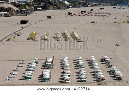 PORTIMAO โปรตุเกส - 16 oct: ร่มชายหาดนอนเปิดเพื่อช่วยให้นักท่องเที่ยว และชาวบ้านกับการยการอ่อน