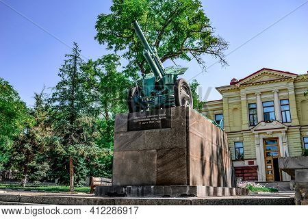 Kherson, Ukraine - July 22, 2020: Cannon - Howitzer M-30, Caliber 122 Mm In The City Square On Sobor