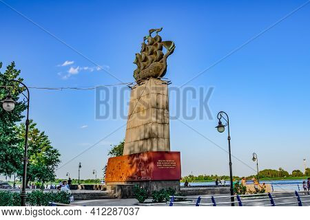 Kherson, Ukraine - July 22, 2020: Monument To The First Shipmen On The Ushakova Avenue In Kherson. S