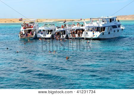 Hurghada, Egipt - 6 grudnia: Nurkowanie turystów oraz jachtów motorowych, Morza Czerwonego. Jest to popularne Touris