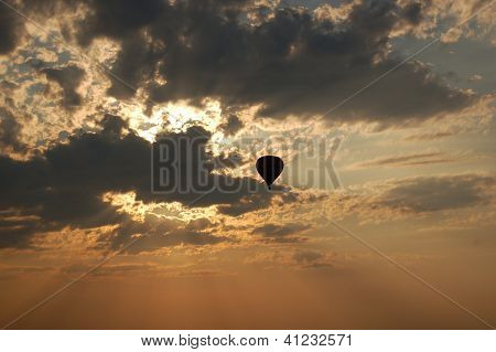 Bir gökyüzünde balon