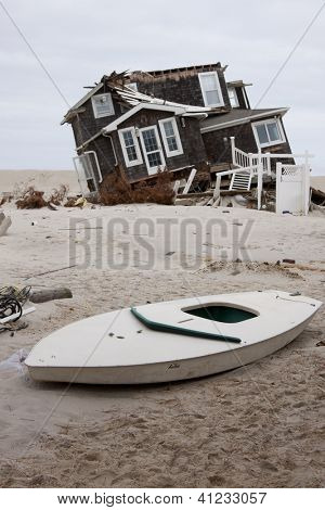 MANTOLOKING, NJ - 13 JAN: Un bateau et la maison de sa fondation sur la plage sur 13 janvier 2013 chez l'homme