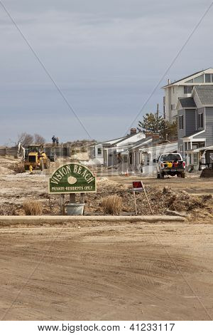 ORTLEY BEACH, NJ - 13 JAN: Véhicules de Construction au travail dans la communauté de Vision Beach le 13 janvier