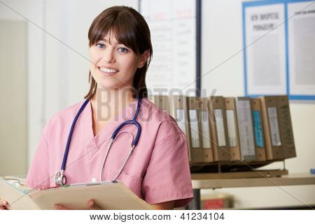 Krankenschwester Lesung Patientenhinweise an Krankenschwestern Station