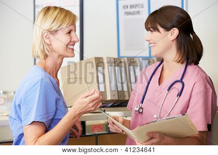 Zwei Krankenschwestern Diskussion Patientenhinweise an Krankenschwestern Station
