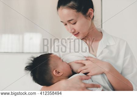 Mother Breastfeeding Image & Photo (Free Trial) | Bigstock