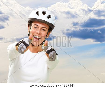 Femme portant casque montrant les deux Thumbs Up, en plein air