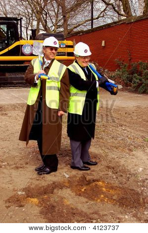 Il sindaco di Bristol durante una cerimonia di Grounbreaking