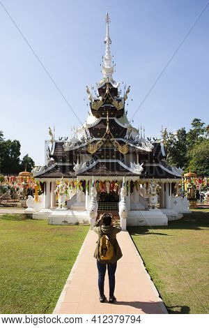 Travelers Thai Women People Travel Visit Respect Praying And Use Smart Mobile Phone Take Photo Ancie