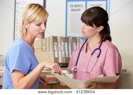 Zwei Krankenschwestern Diskussion Patientenhinweise an Krankenschwestern Station