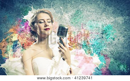 금발의 여성가 수