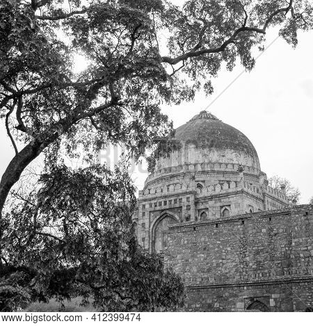 Mughal Architecture Inside Lodhi Gardens, Delhi, India, Arches Inside The The Three-domed Mosque In