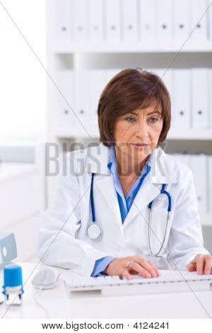 Lavoro femminile medico presso l'ufficio