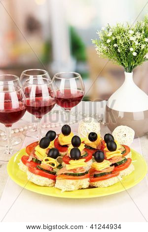 Canapés e vinhos no restaurante