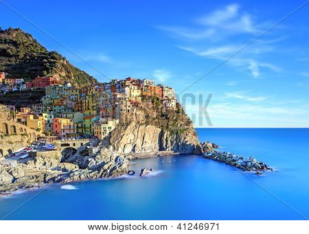 Manarola Village, klipperne og havet ved solnedgang. Cinque Terre, Italien