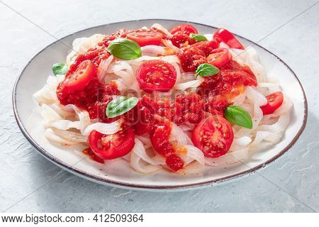Konjac Pasta With Tomatoes And Basil, A Low-calorie Meal