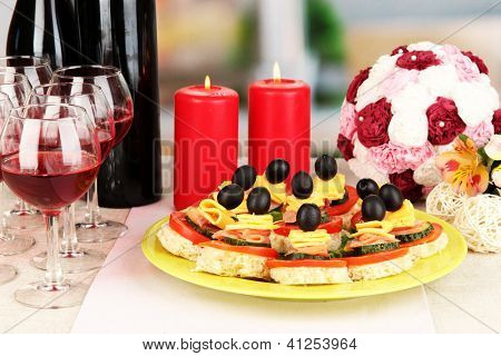Canapés e vinhos no restaurante
