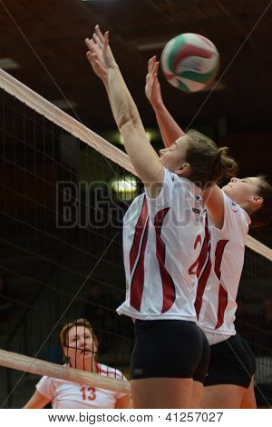 KAPOSVAR, Ungarn - januar 13: Zsanett Pinter (2) i aktion på den ungarske I. League volleyball g