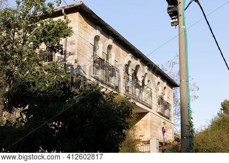 Evening View Of The Quiet, Green Hovevei Tsiyon Street In The Old Jerusalem District Talbia - Komiyu