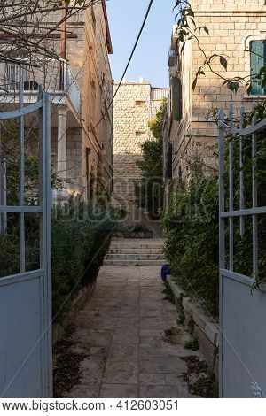 Evening View Of The Quiet, Green Hovevei Tsiyon Street In The Old Jerusalem District Talbia - Komiyu