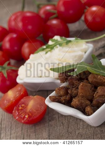 ciccioli con pomodoro e formaggio
