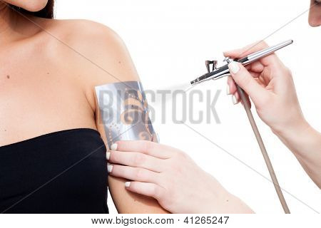 Niet-permanente tatoeage spuiten op een arm