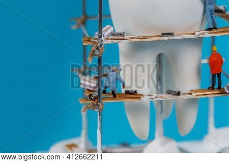 Moscow, Russia - 9th Matra 2021: A Model Of A Human Tooth And An Art Installation Of Small Figures A