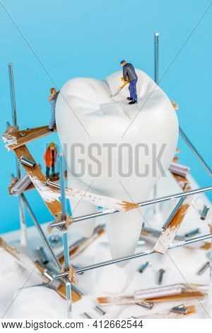 Moscow, Russia - 9th Matra 2021: A Model Of A Human Tooth And An Art Installation Of Small Figures A